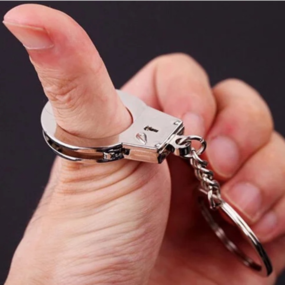 🆕 Keychain that looks like a Handcuff - Picture 2 of 2